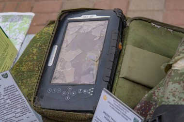 Görüntü kapalı bir elektronik cihaz gösteriyor, muhtemelen askeri bir EOD robotu veya özel ekipman, kamuflaj desenleri ve kontrolleri olan cihaz gelişmiş özelliklere sahip Kyiv, Ukrayna 08-24-2024