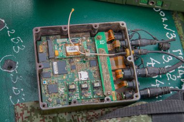 Görüntü kamufle edilmiş bir askeri cihazı gösteriyor. Muhtemelen radyo frekansı iletimi ya da Kyiv, Ukrayna 08-24-2024