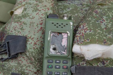 Görüntü, muhtemelen Rusya-Ukrayna savaşı gibi savaş durumlarında hasar görmüş bir cep telefonunu gösteriyor. Cihaz parçalanmış ve iç hasar görmüş. Kyiv, Ukrayna 08-24-2024