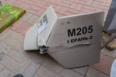 Görüntü, muhtemelen M205 APH-2 olarak etiketlenmiş hasarlı bir askeri mühimmat parçasını gösteriyor. Bir Zırh delici mermi gibi görünüyor, Kyiv, Ukrayna 08-24-2024