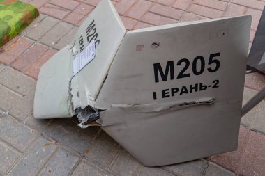 Görüntü, muhtemelen Ukrayna-Rusya çatışmasından kalma bir M205 karadan havaya füze kalıntılarını gösteriyor. Füze hasar görmüş görünüyor ve Ukrayna, 08-24-2024