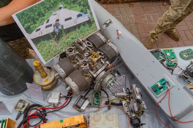 Görüntü, Rusya-Ukrayna çatışmalarında kullanılan sökülmüş bir İHA 'yı gösteriyor, ters mühendislik veya düşman teknolojisi araştırması öneriliyor. Sahne Ukrayna' nın en Kyiv şehrinde, 08-24-2024