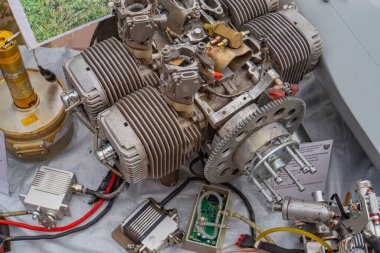 Görüntü, bir hava gösterisi, müze veya sergi öneren bir ayarda muhtemelen Ukrayna ya da Rus ya da Ukrayna yapımı gelişmiş bir askeri uçak turbofan motorunu gösteriyor.