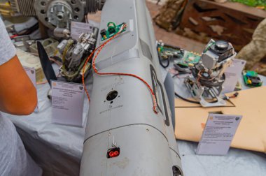 Bir resim, parçalanmış bir tanksavar güdümlü ATGM 'yi, muhtemelen operasyonel olmayan bir ekran veya eğitim ünitesini gösteriyor. Görünür parçalar arasında füze gövdesi ve elektronik Kyiv, Ukrayna 08-24-2024