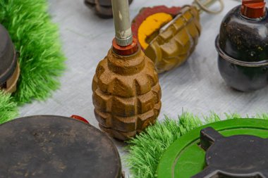 Görüntü, muhtemelen kara savaşlarında kullanılan eski topçu mermilerini gösteriyor. Durumları, Kyiv, Ukrayna 08-24-2024 'ün uzun süreli olarak tanımlanması için çevresel faktörlere maruz kalındığını gösteriyor.