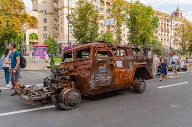 Görüntü, doğaçlama bir zırhlı araç gösteriyor, muhtemelen bir teknik ya da hafif tank, şehir savaşlarında kullanılıyor. Araç, düzensiz metal ve corhalı Kyiv, Ukrayna 08-24-2024 ile alelacele yapılmış.