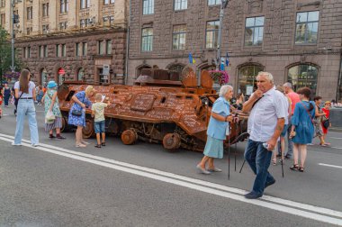 Ukrayna, 08-24-2024 Kyiv, Ukrayna 'daki mevcut çatışmaya ilişkin kesin belirtiler olmaksızın, muhtemelen Rus ya da Ukraynalı bir şehir ortamında kamufle edilmiş ve sergilenmiş yeniden amaçlanmış bir askeri tank.