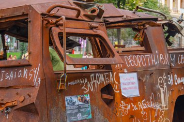 Görüntü hasarlı bir zırhlı araç gösteriyor. Muhtemelen eski bir model. Rus-Ukrayna çatışmasından kalma. Araç muhtemelen Kyiv, Ukrayna 08-24-2024 'ten kalma yangın hasarı ve çarpma sonucu zarar görmüş.