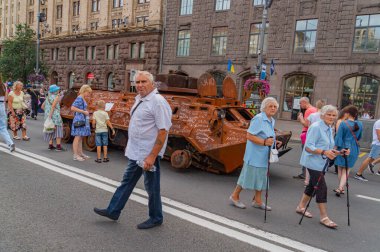 Aralarında bir adamın yürüyüp gitmesi ve iki yaşlı kadının bir yürüteçle caddeden karşıya geçmesinin de yer aldığı şehir manzarası şehir bui Kyiv, Ukrayna 08-24-2024