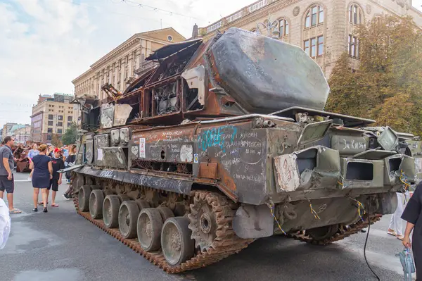 Görüntü zırhlı personel taşıyıcı APC 'yi gösteriyor. Muhtemel savaş kaynaklı. Eski bir model ya da kötü hava koşullarına maruz kalmış.