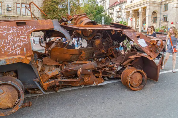 Görüntü ağır hasar görmüş bir aracı gösteriyor, muhtemelen ağır topun yol açtığı bir patlama ya da çarpışma. Hasarın boyutu yüksek enerjili bir olayı gösteriyor, Kyiv, Ukrayna 08-24-2024