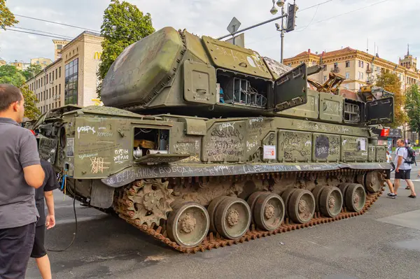 Görüntü, gelişmiş türbin motoru ve gelişmiş zırhıyla bilinen bir T-80BV ana savaş tankını gösteriyor. Bu özel araç ek zırh olarak Kyiv, Ukrayna 08-24-2024
