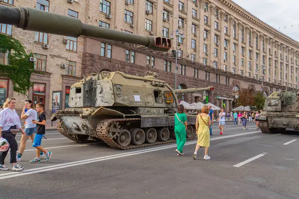 Görüntü, muhtemelen Ukrayna BTR-82A APC ile çatışma bölgesinde bir Rus askeri geçit veya konvoyu gösteriyor ve muhtemelen IFVVA keşif araçları Kyiv, Ukrayna 08-24-2024