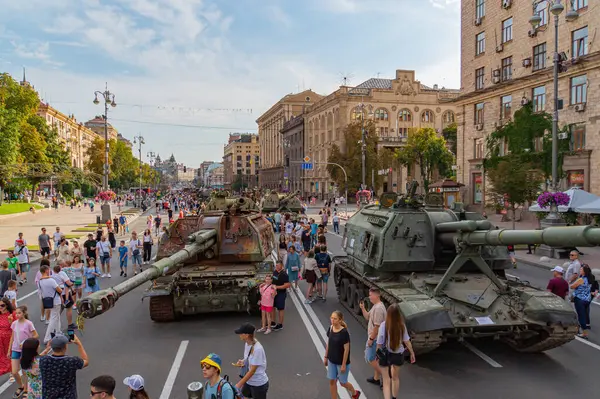 Görüntü iki ana savaş tankını gösteriyor, muhtemelen bir askeri harekat ya da olaydan tanklar ağır zırhlar ve gelişmiş silahlar gibi modern savaş özelliklerini sergiliyorlar. Şehir devi Kyiv, Ukrayna 08-24-2024