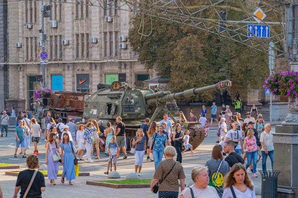 Halka açık bir gösteride, Ukrayna ordusuna destek olmak veya Ukrayna 'nın Ukrayna bayrakları Kyiv, Ukrayna 08-24-2024