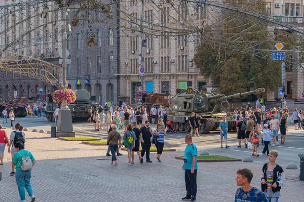Bir piyade savaş aracı olan IFV, potansiyel olarak askeri bir etkinliğin parçası olarak halka açık bir alanda gösteriliyor. Araç etrafında toplanan bireyler Kyiv, Ukrayna 08-24-2024