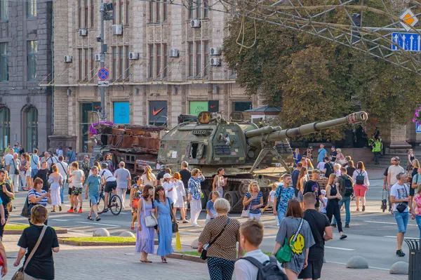 Görüntü, bir şehir meydanında Sovyet kökenli muhtemelen T-72 veya varyant bir savaş tankının açık hava görüntüsünü içeriyor. Varlık, bunun Kyiv, Ukrayna 08-24-2024 ile ilgili bir anıt veya sergi olduğunu gösteriyor.