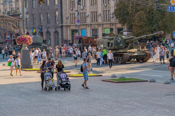 Görüntü, Rus-Ukrayna çatışması bağlamında tankların ve zırhlı araçların bulunduğu bir askeri geçit töreni gösteriyor. Bu olay Po Kyiv, Ukrayna 08-24-2024
