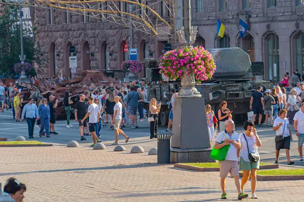 Bu görüntü, muhtemelen bir sokak festivali veya şehir meydanında sivil bir toplanmayı gösteriyor. Görünürde hiçbir askeri faaliyet veya silah yok Kyiv, Ukrayna 08-24-2024
