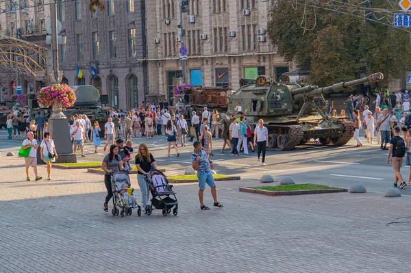 Görüntü, muhtemelen Soğuk Savaş döneminden kalma bir Sovyet T-serisi tankını gösteriyor. Potansiyel olarak bir askeri tarih müzesi veya sergisinde sergileniyor. Operasyonel olmayan statüsü ve Ukrayna 'daki Kyiv, 08-24-2024