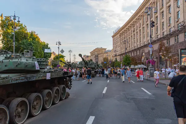 Görüntü, kentsel bir ortamda askeri tank görüntüsü gösteriyor, muhtemelen eğitim ya da törensel tank tasarımı, ağır zırhlı modern zırhlı araç ve büyük ihtimalle Kyiv, Ukrayna 08-24-2024