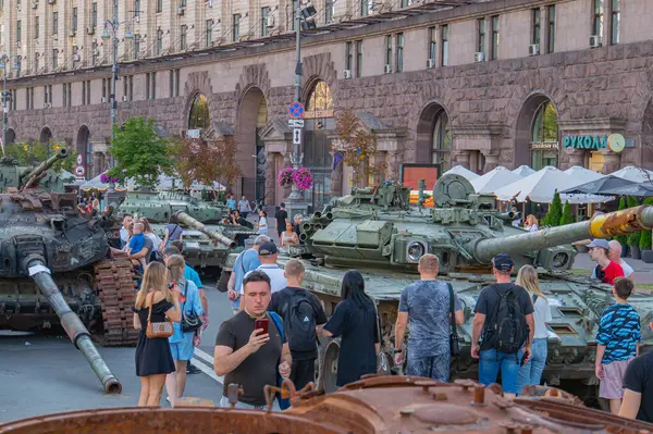 Görüntü, tank ve topçu gibi zırhlı araçların bulunduğu bir Rus Ordusu askeri sergisi veya geçit törenini gösteriyor. Kalabalık, halkın ilgisini çeken ekipmanlar arasında Kyiv, Ukrayna 08-24-2024