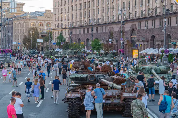 Görüntü, T-72B3 tankları ve 2S19 Msta-S itici howitzers da dahil olmak üzere modern Rus zırhlı kuvvetlerinin yer aldığı askeri bir gösteri gösteriyor. Olay halka açık, possi Kyiv, Ukrayna 08-24-2024