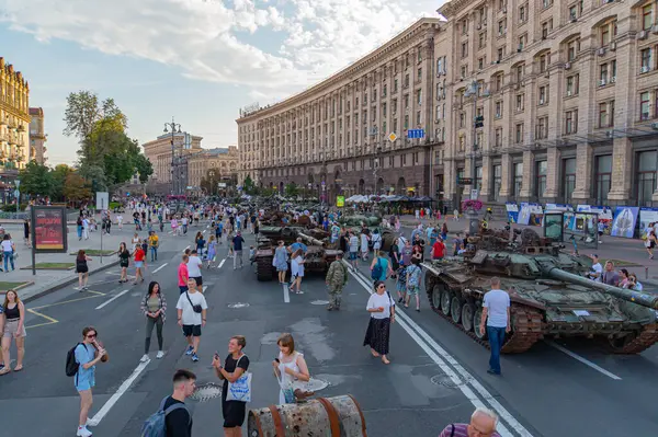 Görüntü, muhtemelen bir geçit töreninde kullanılan T-90 serisinin Rus tarzı mimarisi olan bir şehirde şehir manzarası gösteriyor. Kyiv, Ukrayna 08-24-2024