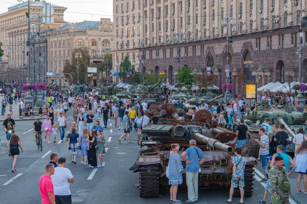 Sivil faaliyetlerin ortasında zırhlı araç MBT veya APC, çatışma hazırlığı veya askeri harekâta işaret eden şehir merkezinde park halinde bulunuyor. Görüntü Kyiv, Ukrayna 08-24-2024