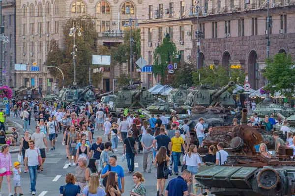 Muhtemelen Rusya 'da düzenlenen bir askeri teçhizat sergisinde, açık hava halk etkinliklerinde çeşitli tank ve zırhlı araçlar sergileniyor. Kyiv, Ukrayna 08-24-2024