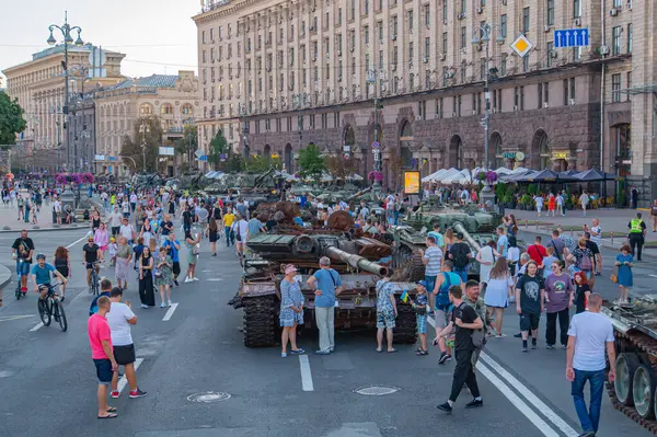 Kentsel bir ortamda, tanklar ve zırhlı personel taşıyıcıları da dahil olmak üzere askeri araçlar, muhtemelen Rus modeller de yer alıyor. Etkinlik eğitici olabilir, bir pa Kyiv, Ukrayna 08-24-2024