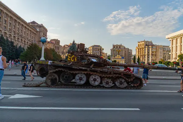 Görüntü bir T-80 ana savaş tankını gösteriyor, UKBM tarafından tasarlanmış, gaz türbini motoru ve geniş pist genişliği ile bilinen Sovyet döneminden kalma zırhlı bir araç, bu tank kendine özgü yuvarlak bir Kyiv, Ukrayna 08-24-2024