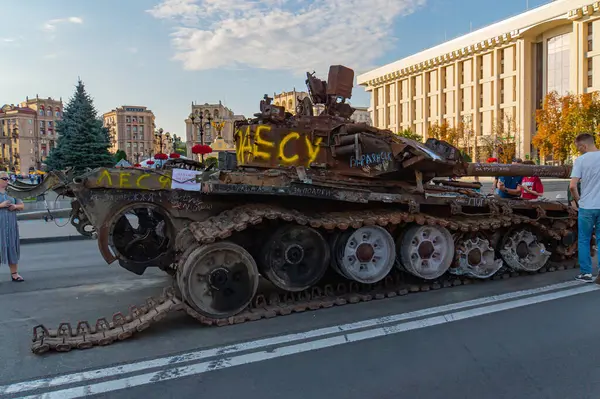 Eski bir Sovyet ana savaş tankı, muhtemelen Rus ya da Ukraynalı, şehir savaşları için zırh levhalarıyla yeniden tasarlandı. Muhtemelen Ukrayna, Kyiv, 08-24-2024 şehirlerinde eğitim amaçlı kullanılıyor.