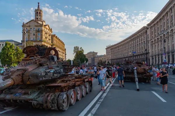 Görüntü, kalabalıkla çevrili eski bir Sovyet tankını gösteriyor. Rus ya da Ukrayna askeri cephaneliğinin bir parçası ya da tarihi Kyiv, Ukrayna 08-24-2024