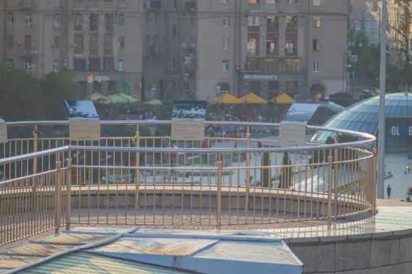 Görüntü, muhtemelen Rus-Ukrayna savaşı Kyiv, Ukrayna 08-24-2024 ile ilgisi olmayan binalarla kentsel bir manzara gösteriyor.