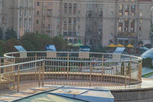 Potansiyel hükümet ofislerine sahip bir kentsel alan, muhtemelen stratejik bir hedef gösteriliyor. Ön planda Ukrayna, Kyiv, Ukrayna 08-24-2024 'te bir savunma üssü veya gözlem merkezi olabilir.