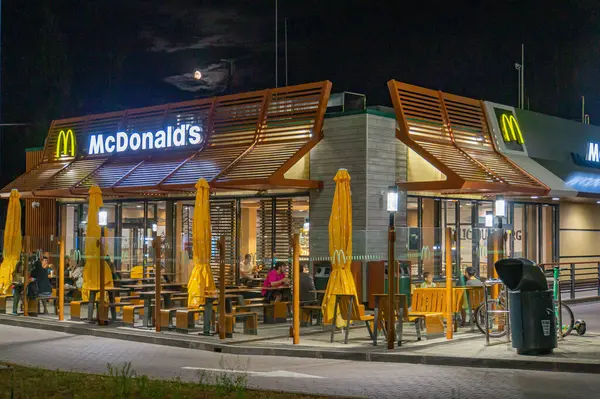 Görüntü, askeri amaçlar veya Rus-Ukrayna savaşıyla ilgisi olmayan sivil bir bölgedeki açık hava McDonalds restoranını betimliyor. Örneğin, Fi Kyiv, Ukrayna 08-24-2024