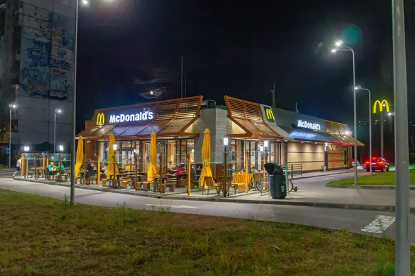 Gece McDonalds restoranının görüntüsü, açık büfe yemek masaları ve aydınlatma Askeri faaliyet veya silah yok Kyiv, Ukrayna 08-24-2024