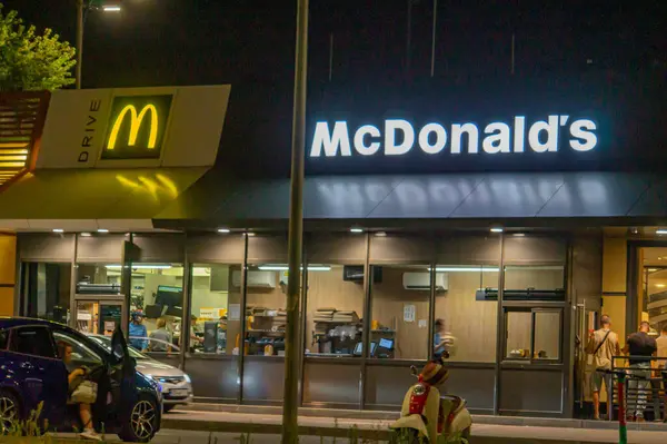 Muhtemelen Rus-Ukrayna savaşı bağlamında sakin insanlar ve araçlarla bir gece şehir ortamının görüntüsü inceleniyor, fakat Ukrayna 08-24-2024 askeri harekât izine rastlanmadı.