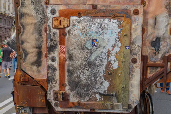 Görüntü muhtemelen terk edilmiş bir askeri teçhizatı gösteriyor. Rusya-Ukrayna çatışması sırasında bulunmuş. Hasar Kyiv, Ukrayna 08-24-2024 olabileceğini gösteriyor.