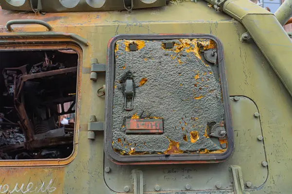 Görüntü, Ukrayna 'da devam eden çatışmalar sırasında Rus ya da Ukrayna ordusundan gelebilecek yıpranmış, muhtemelen kullanılmış bir tank kulesi ya da üst gövdeyi gösteriyor.