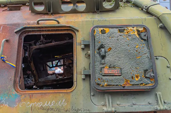 Görüntü, muhtemelen Rus-Ukrayna çatışmalarında hasar görmüş bir ana savaş tankını gösteriyor. Tanksavar hasarı ve uzun süreli operasyon geçmişi Kyiv, Ukrayna 08-24-2024