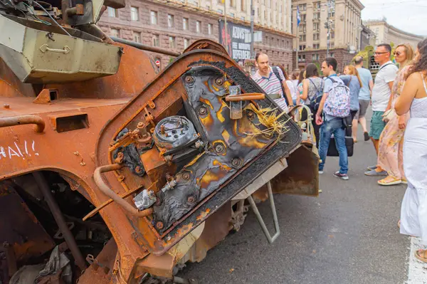 Görüntü, muhtemelen eski bir zırhlı aracın çarpışma sırasında tanksavar füzeleri ya da roketlerle vurulduğunu gösteriyor. Bu da savaş sonrası Kyiv, Ukrayna 08-24-2024