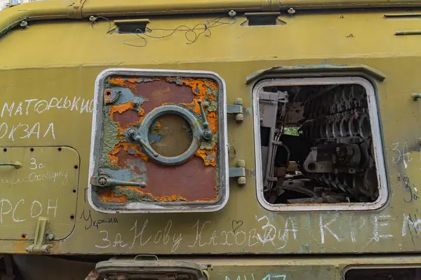 Kullanım dışı bir zırhlı tren, muhtemelen bir demiryolu topçu ya da asker taşımacılığı, korozyonla kaplı ve uzun kullanım belirtileri gösteren araç Kiril alfabesine ait metne ve sy Kyiv, Ukrayna 08-24-2024