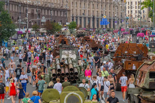 Görüntü, Rusya-Ukrayna ihtilafından kalma potansiyel bir askeri teçhizat gösterisini gösteriyor; büyük kalibreli mühimmat, roketler, zırhlı araç tankları veya APC 'ler, bir Kyiv, Ukrayna 08-24-2024