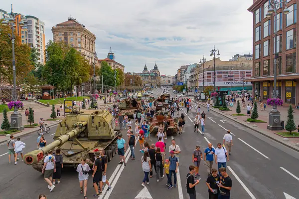 Eski bir Sovyet T-54T-55 tankı muhtemelen Rusya 'nın Kyiv kentinde, Ukrayna 08-24-2024