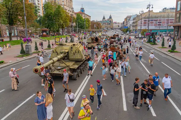 Görüntü, sivilleri veya askeri personel Kyiv, Ukrayna 08-24-2024 'ü çevreleyen kaynak kısıtlamaları nedeniyle her iki tarafın da kullandığı eski bir zırhlı personel taşıyıcı APC' yi gösteriyor.
