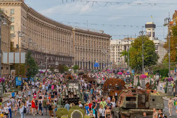 Görüntü, muhtemelen Rusya-Ukrayna çatışmalarıyla ilgili askeri araçlarla açık şehir toplantısını gösteriyor. Araçlar ana savaş tankları MBT, Zırhlı Personel Kyiv, Ukrayna 08-24-2024