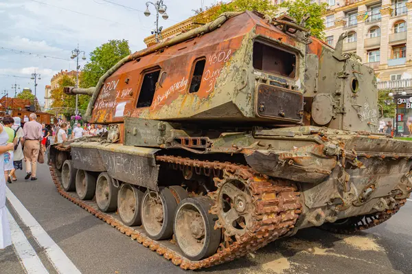 Bu resimde eski bir askeri tank, muhtemelen geçmişten kalma, bu resimde resmedilmiştir ancak durumu şu anda aktif olmadığını veya bir süredir emekli olduğunu göstermektedir, t Kyiv, Ukrayna 08-24-2024