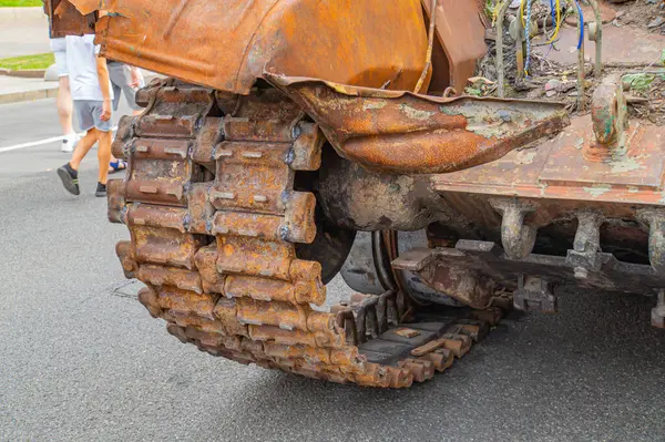 Bu eski bir savaş tankı MBT, muhtemelen uzun zamandır ve sert ortamlarda ya da muharebe durumlarında kullanılıyor. Ağır zırhlar, Kyiv, Ukrayna 08-24-2024 kalibre bir taret sergiliyor.